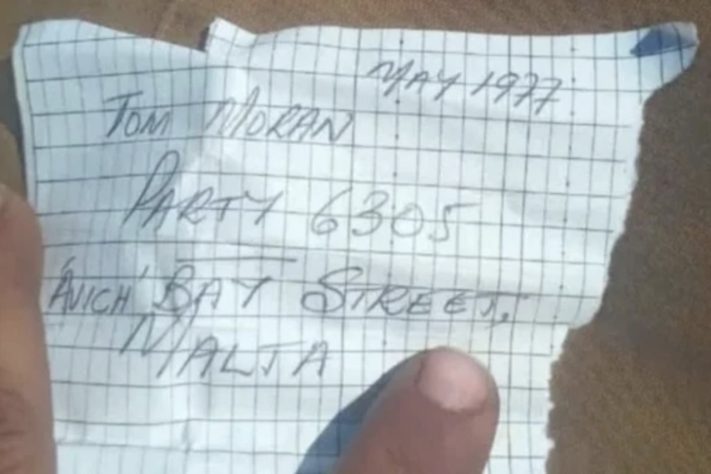 Exploradores encontram garrafa com bilhete em deserto do Egito e ajudam família a descobrir história de parente após quase 50 anos – Reprodução/Suleiman