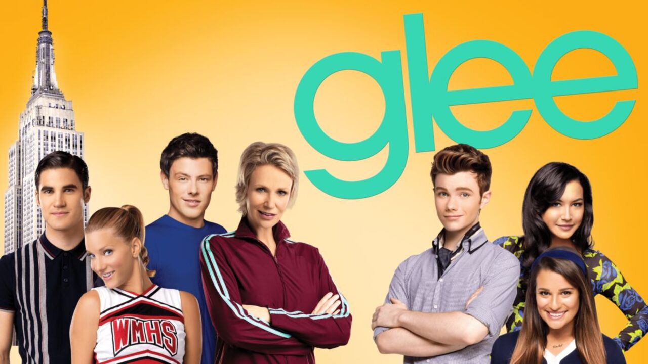 A série musical “Glee” ganhará uma nova versão no Disney+ e no Hulu, segundo a revista Variety. O reboot será produzido pela 20th Television e terá roteiro de Ryan Murphy, em parceria com Brad Falchuk e Ian Brennan, que também participaram da criação da produção original. Lea Michele, Chord Overstreet e Heather Morris estão confirmados no elenco, mas não foram divulgados detalhes sobre a trama ou a data de estreia. - 