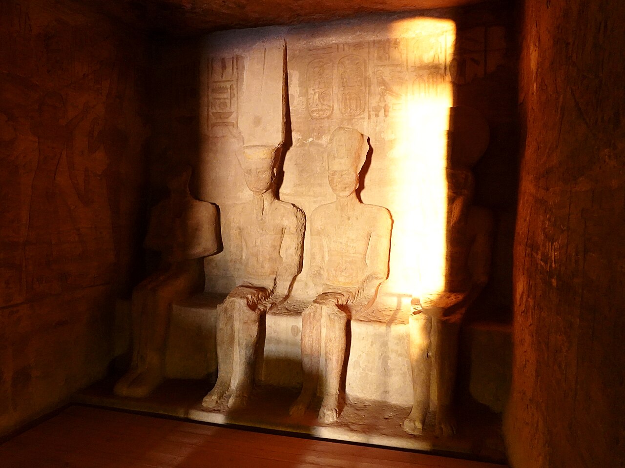 Duas vezes por ano, o sol ilumina o interior do Templo de Ramsés 2º, alcançando as estátuas dos deuses e do faraó em um espetáculo único. Esse fenômeno astronômico demonstra o conhecimento avançado dos egípcios sobre o movimento solar. O evento reforça a ligação entre religião, ciência e poder político, tornando Abu Simbel ainda mais fascinante.