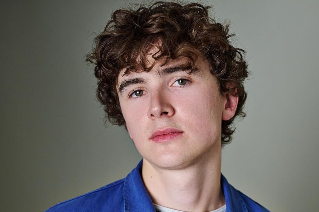 Também anunciaram que o ator Harry Gilby dará vida a Carlinhos Weasley, irmão mais velho de Rony e Gina. Ele é conhecido por viver o jovem J.R.R. Tolkien no filme “Tolkien”, de 2019, e por atuar em produções como “The Last Kingdom”, “Minha Culpa: Londres” e “Simplesmente Charlie”.
