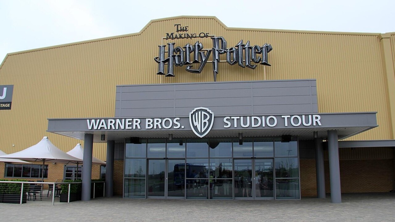 Em 2000, a Warner Bros. alugou o espaço por dez anos para produzir os oito filmes da franquia “Harry Potter”. A empresa comprou o estúdio em 2010 e investiu mais de 100 milhões de libras em sua estrutura, e se tornou a primeira grande produtora de Hollywood a possuir um estúdio próprio fora dos Estados Unidos. Após a reforma, o complexo foi reinaugurado em 2012, mesmo ano em que abriu ao público o tour dedicado à saga.
