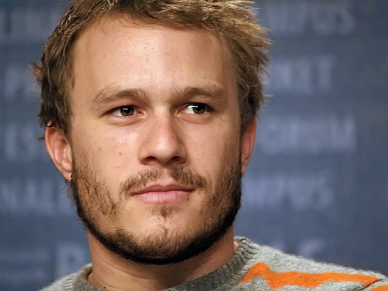 Nascido em Perth, na Austrália, em 4 de abril de 1979, Heath Ledger iniciou a carreira na televisão australiana antes de conquistar espaço em Hollywood. Entre seus trabalhos mais conhecidos estão “O Patriota”, “Coração de Cavaleiro”, “A Última Ceia”, “Casanova” e “O Segredo de Brokeback Mountain”, pelo qual foi indicado ao Oscar de Melhor Ator.
