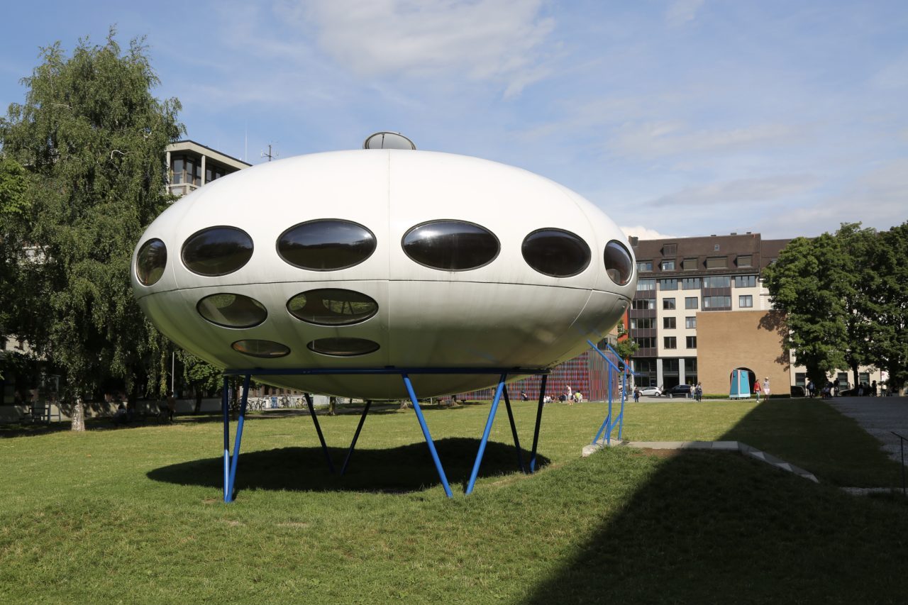 O formato circular da residência segue um conceito criado em 1968 pelo arquiteto finlandês Matti Suuronen, que idealizou casas de férias pré-fabricadas, fáceis de transportar para áreas de lazer, como montanhas destinadas ao esqui. -  (crédito: Wikimedia Commons/Henning Schlottmann)