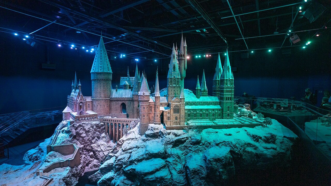 Entre os espaços disponíveis estão o Salão Principal, a Floresta Proibida, o Beco Diagonal, o escritório de Dumbledore, o salão comunal da Grifinória e a cabana de Hagrid. A atração também abriga uma maquete do castelo de Hogwarts na escala 1:24. Com capacidade para receber até 6 mil visitantes por dia, o tour funciona com ingressos de horário marcado, que devem ser comprados com antecedência, já que não há venda de entradas na porta.
