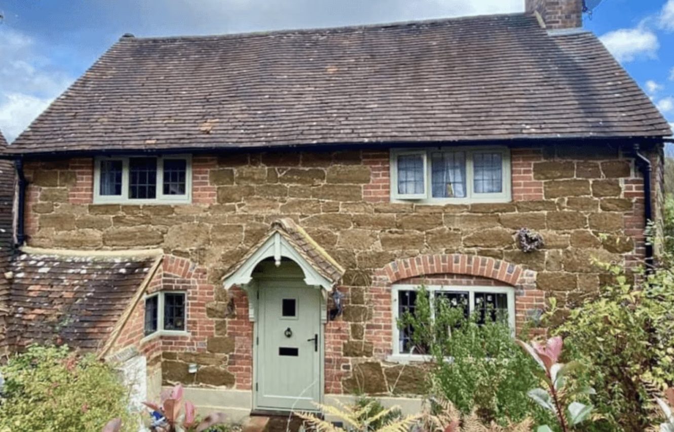 A casa fictícia foi inspirada na Honeysuckle Cottage, uma propriedade real em Holmbury St Mary, também em Surrey, que chegou a ser colocada à venda em 2021 e permaneceu por um tempo disponível para alugar no Airbnb. -  (crédito: Divulgação/Airbnb)