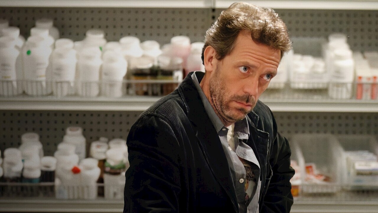 Laurie também estará em “The Wanted Man”, série de oito episódios da Apple TV com estreia prevista para 6 de janeiro de 2027. Na produção, ele interpretará Felix Carmichael, chefe do sindicato do crime britânico The Capital, preso na penitenciária de Staplehurst após ser traído por alguém da própria organização. Determinado a escapar, ele precisará enfrentar os desafios impostos pelo confinamento.
