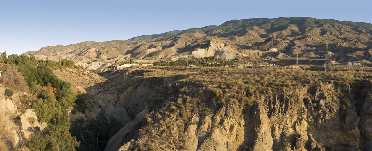  Símbolo da Andaluzia, o Deserto das Tabernas ostenta uma fama que ultrapassa fronteiras e inspira artistas. É lembrado como o “Hollywood europeu”, um verdadeiro patrimônio cultural que une natureza e cinema.