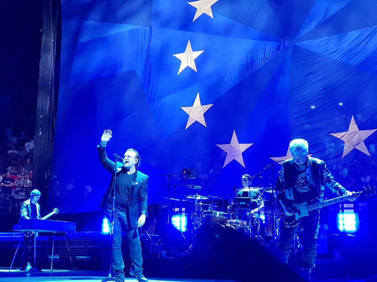 Nas décadas seguintes, o grupo manteve a atividade com lançamentos como “No Line on the Horizon”, de 2009, “Songs of Innocence”, de 2014, e Songs of Experience, de 2017. Em 2005, o U2 entrou para o Rock and Roll Hall of Fame, reconhecimento de sua influência na história do gênero. Além da música, Bono ganhou destaque por iniciativas internacionais relacionadas ao combate à pobreza e à Aids, enquanto os demais integrantes também participaram de projetos sociais. Em 2023 e 2024, a banda realizou u