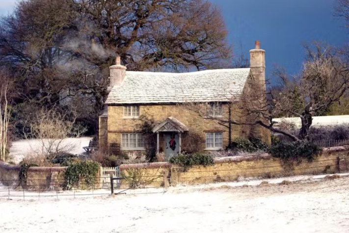 Inspirada em construções de campo clássicas inglesas, o Rosehill Cottage, chalé que aparece no filme O Amor Não Tira Férias (2006) – Divulgação/Columbia Pictures