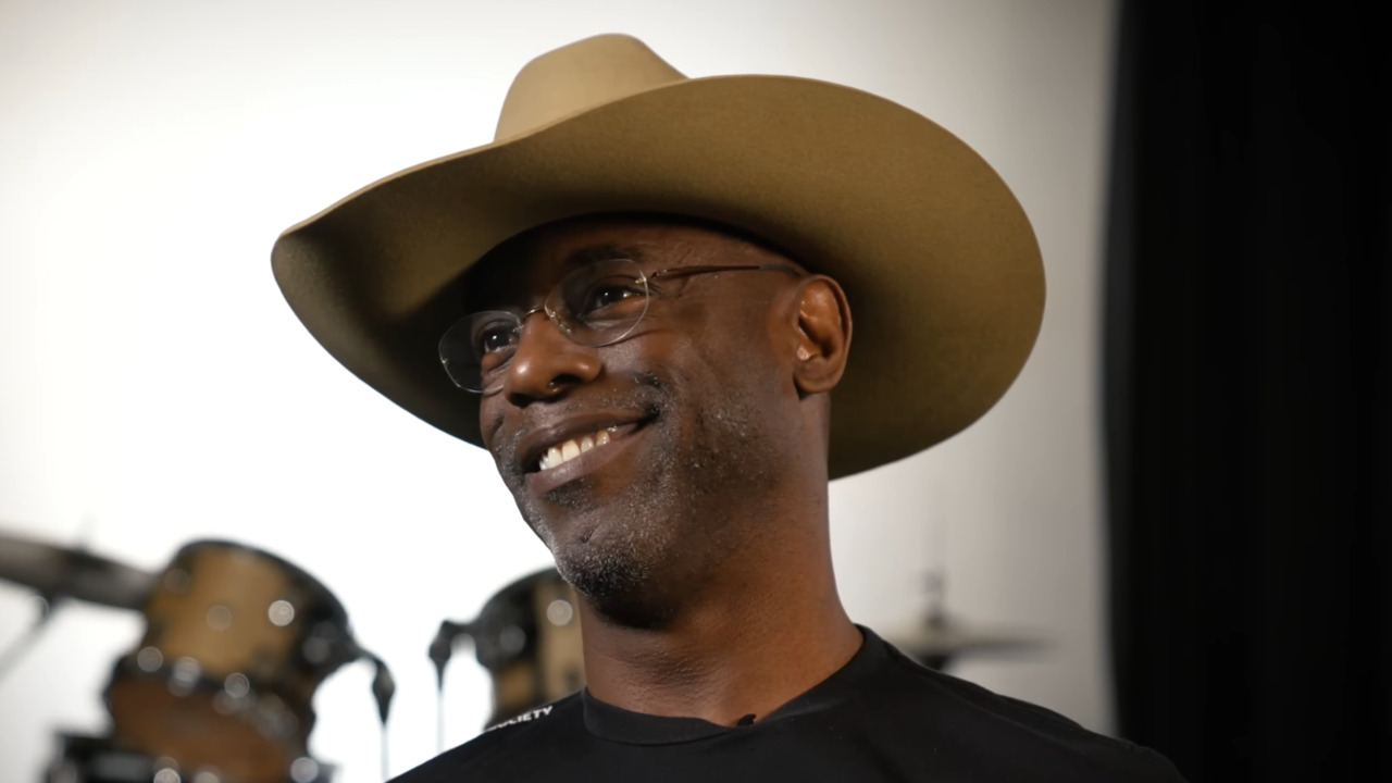 Nascido em 3 de agosto de 1963, em Houston, no Texas, Isaiah Washington IV serviu por quatro anos na Força Aérea dos Estados Unidos antes de estudar teatro na Howard University, em Washington. Após se formar, se mudou para Nova York, onde atuou em produções teatrais como “Fences”, de August Wilson, e “The Skin of Our Teeth”, de Thornton Wilder.
