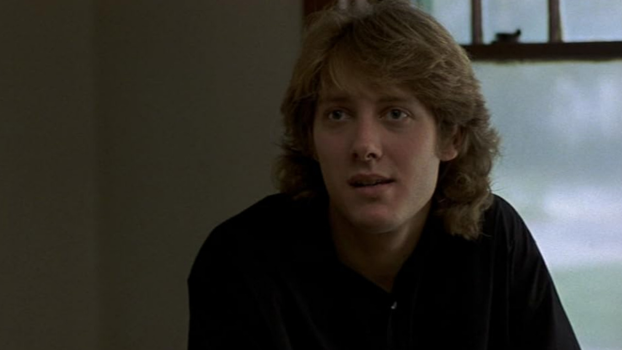 Nascido em 7 de fevereiro de 1960, em Boston, nos Estados Unidos, James Spader começou a ganhar destaque no cinema durante a década de 1980, com filmes como “A Garota de Rosa-Shocking”, no papel de Steff McKee, e “Abaixo de Zero”, de 1987. Em 1989, protagonizou “Sexo, Mentiras e Videotape”, dirigido por Steven Soderbergh, que venceu a Palma de Ouro no Festival de Cannes e rendeu ao ator o prêmio de Melhor Ator no evento.
