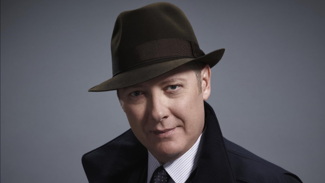Outro papel marcante de sua carreira foi o do criminoso Raymond Reddington em “Lista Negra”. A série teve dez temporadas e permaneceu no ar entre 2013 e 2023. Por sua atuação, Spader recebeu duas indicações ao Globo de Ouro na categoria de Melhor Ator em Série de Drama.
