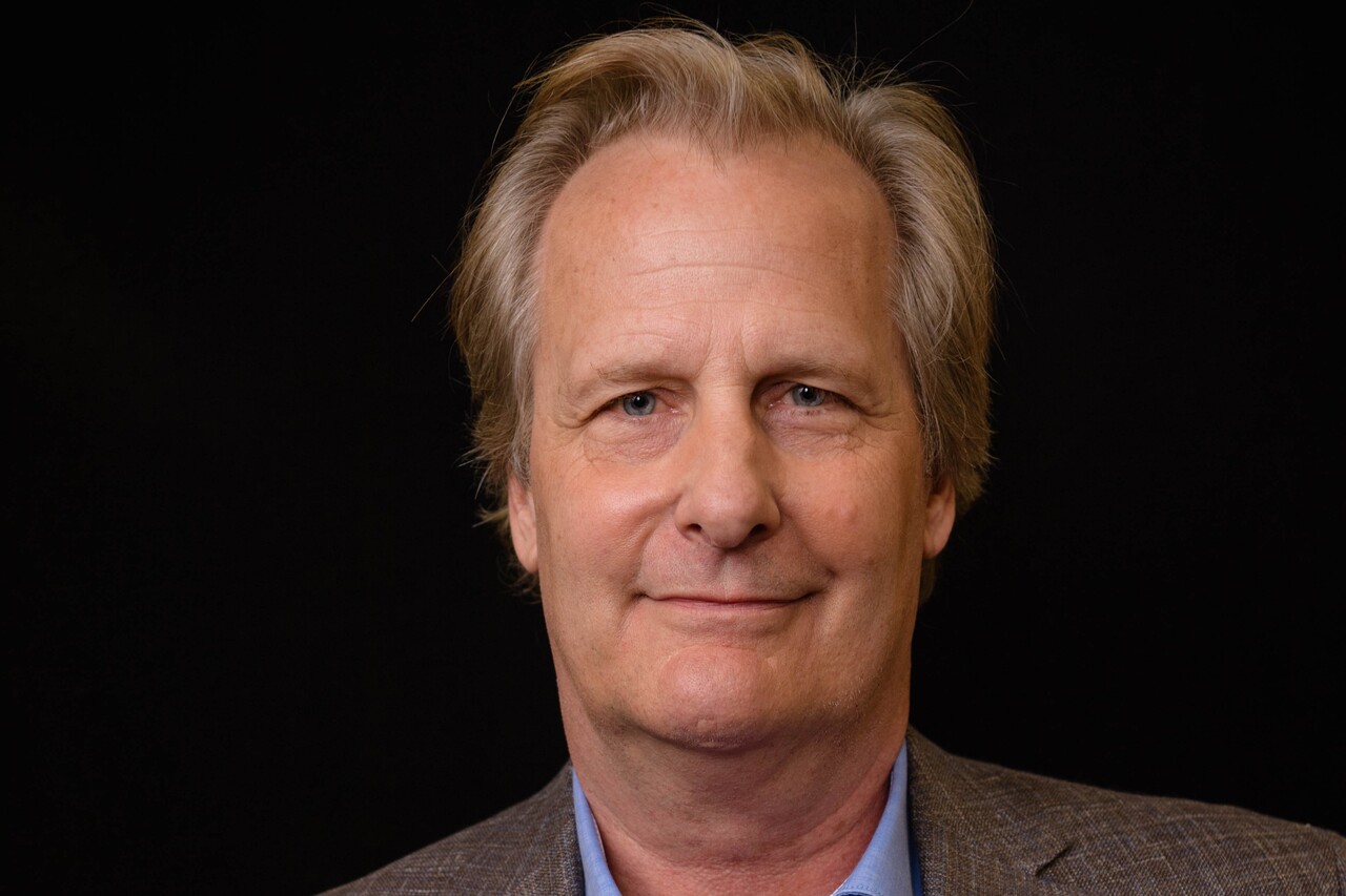 Jeff Daniels será um dos protagonistas de “Bannerman”, série dramática da AMC e da Netflix baseada nos romances de espionagem de John R. Maxim. O ator é o primeiro nome confirmado no elenco e interpretará Raymond Lesko, um ex-detetive da polícia de Nova York.
 -  (crédito:  Wikimedia Commons / Montclair Film) -Jeff Daniels será um dos protagonistas de “Bannerman”, série dramática da AMC e da Netflix baseada nos romances de espionagem de John R. Maxim. O ator é o primeiro nome confirmado no elenco e interpretará Raymond Lesko, um ex-detetive da polícia de Nova York.
 -  (crédito:  Wikimedia Commons / Montclair Film)