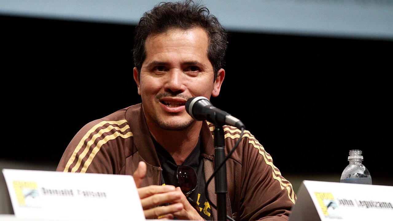 John Leguizamo virá ao Brasil para receber o Prêmio Leon Cakoff durante a 50ª Mostra Internacional de Cinema de São Paulo. A homenagem será realizada em 26 de outubro de 2026, data em que o ator também participará de uma masterclass no festival, que se encerra no dia 29 de outubro.
 -  (crédito: Wikimedia Commns / Gage Skidmore)