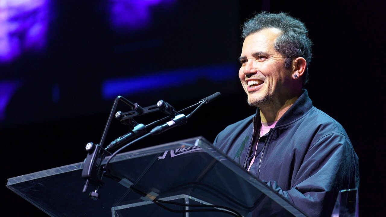 Nascido em Bogotá, na Colômbia, Leguizamo se mudou com a família para o bairro de Queens, em Nova York, aos quatro anos de idade. Foi na cidade americana que iniciou a carreira como comediante de stand-up e passou a escrever e encenar espetáculos solo inspirados em suas experiências como latino nos Estados Unidos. 
