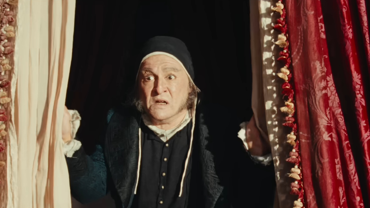 O roteiro preserva a premissa central da obra de Dickens, que acompanha a história de Ebenezer Scrooge, um homem rico e avarento que passa a noite de Natal sozinho e recebe visitas inesperadas. A partir desses encontros, ele é obrigado a encarar as consequências de suas escolhas e a refletir sobre a maneira como trata as pessoas ao seu redor. 

