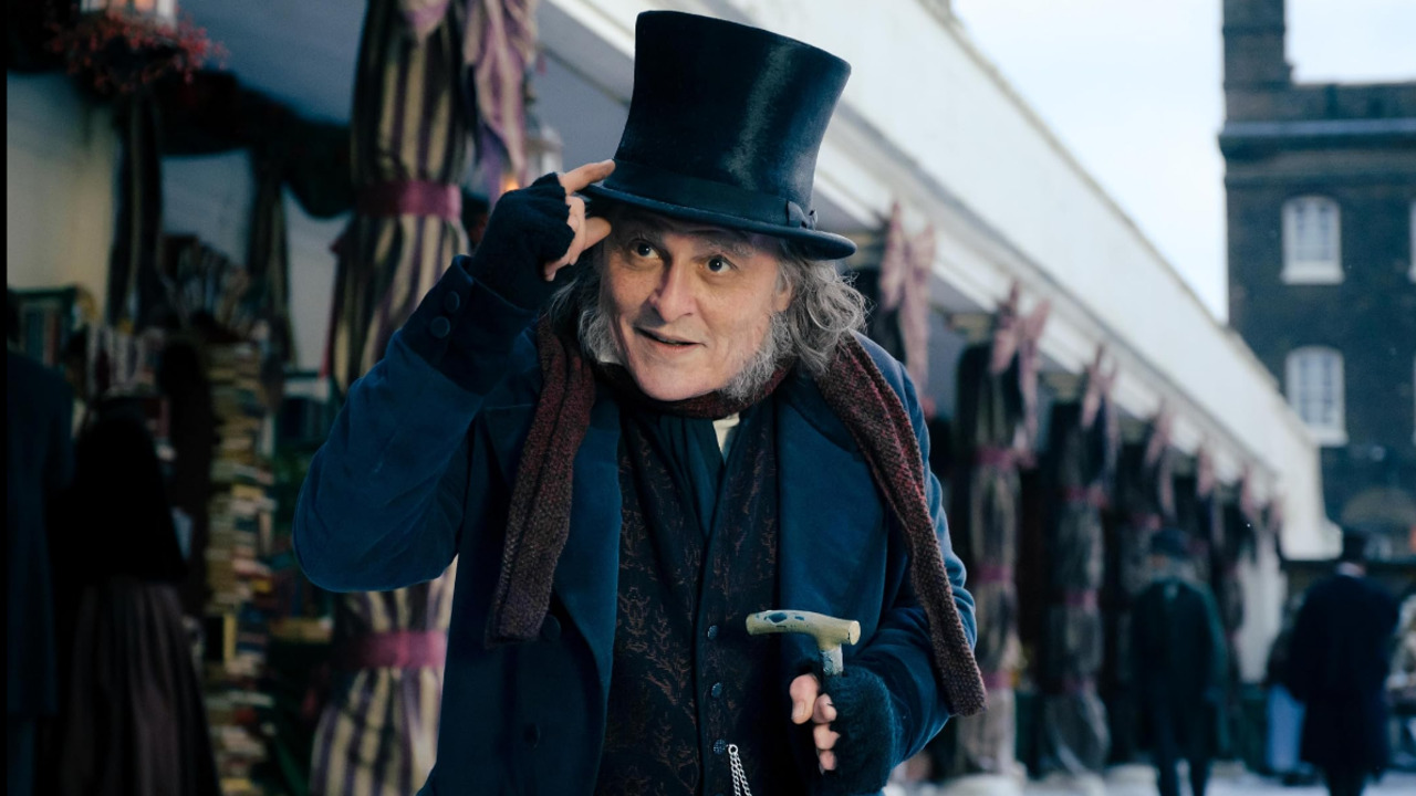 Johnny Depp é o protagonista de 'Ebenezer e os Fantasmas do Natal', novo filme dirigido por Ti West, cineasta responsável pela trilogia formada por 'X: A Marca da Morte', 'Pearl' e 'MaXXXine'. Produzida pela Paramount, a obra tem estreia prevista para 12 de novembro de 2026 nos cinemas brasileiros e adapta o clássico 'Um Conto de Natal', de Charles Dickens.
 -  (crédito: Divulgação / Paramount Pictures / Jaap Buitendijk)