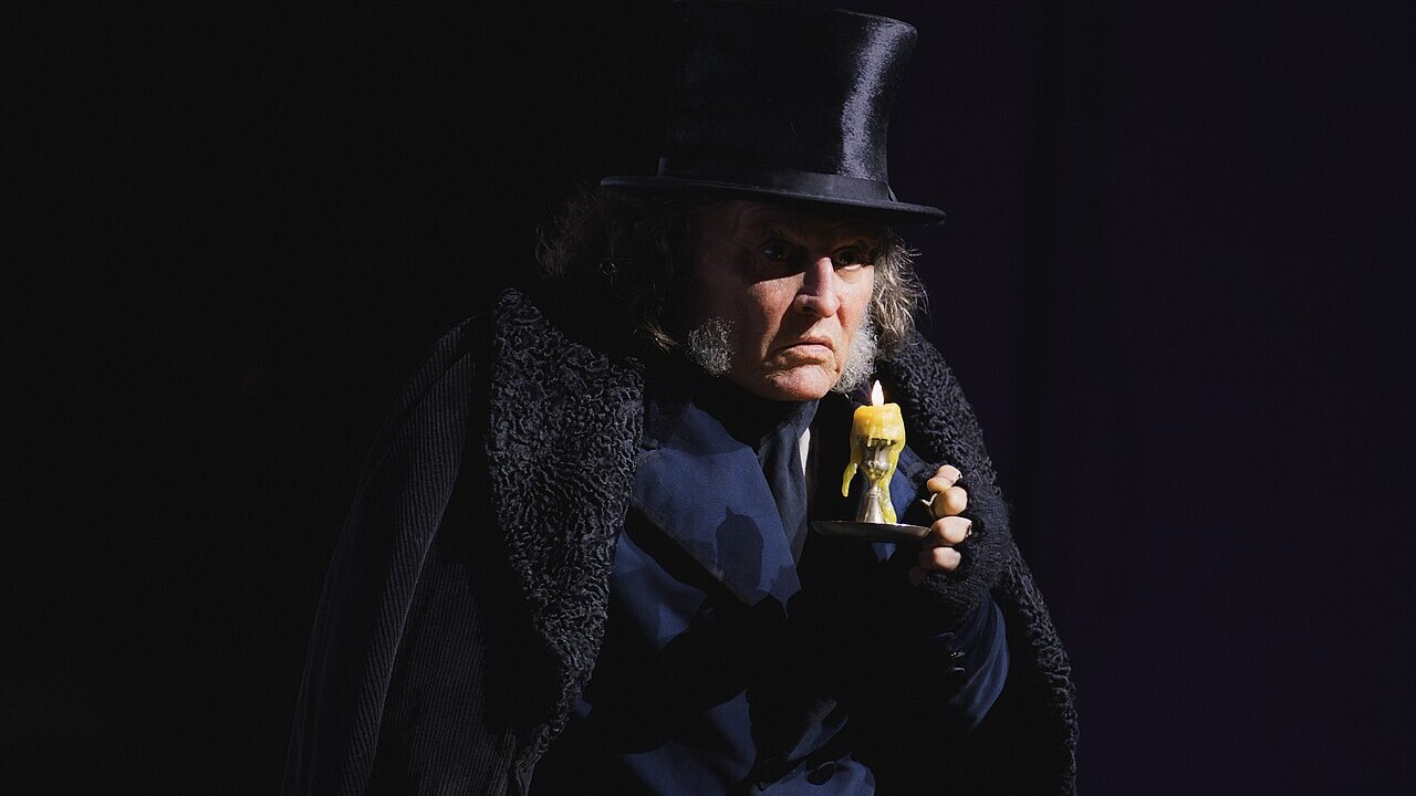 Os espíritos do Natal também aparecem para o personagem de Depp ao longo da noite. Cada uma dessas visitas leva Scrooge a rever decisões tomadas durante a vida e a encarar as consequências de suas escolhas. Diante da possibilidade de um destino solitário, ele precisa decidir se ainda há tempo para mudar a pessoa que se tornou. 
