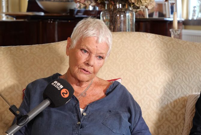 Judi Dench revela que perda de visão a impede de continuar atuando