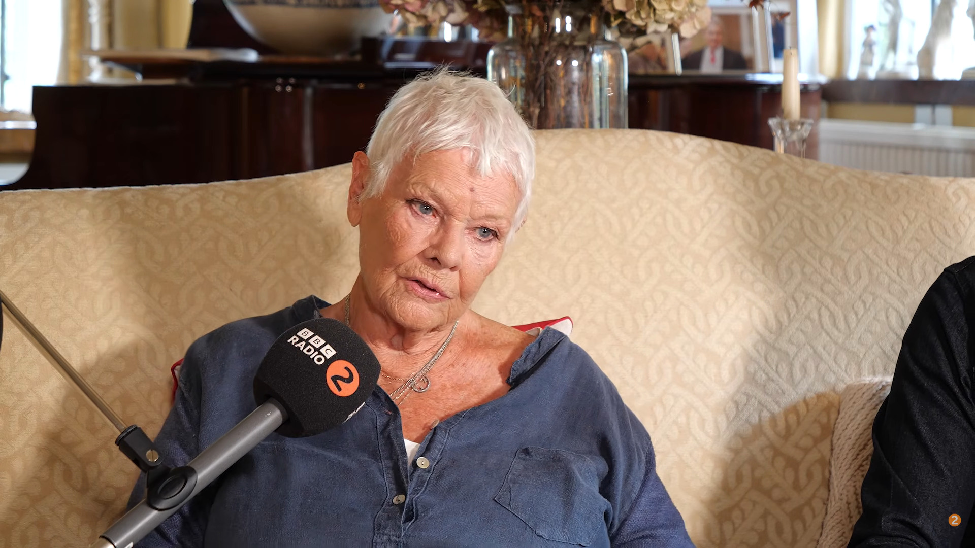 Judi Dench, atriz britânica vencedora do Oscar, revelou que o avanço da degeneração macular comprometeu sua visão a ponto de impedi-la de continuar atuando. Aos 91 anos, a artista falou sobre os desafios de conviver com a doença e as limitações que ela impõe em entrevista à BBC Radio 4.
 -  (crédito:  Reprodução Youtube)