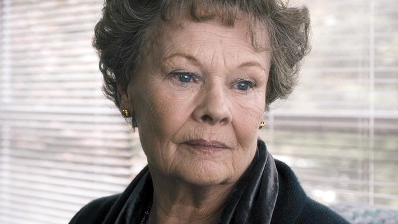 Apesar de ter se afastado da atuação convencional, Dench continua envolvida em projetos relacionados à voz. Entre seus trabalhos recentes está o filme de fantasia “The Magic Faraway Tree”, lançado em 2026, além da narração da atração “Spaceship Earth”, no parque Epcot, do complexo Walt Disney World, em Orlando, na Flórida.
