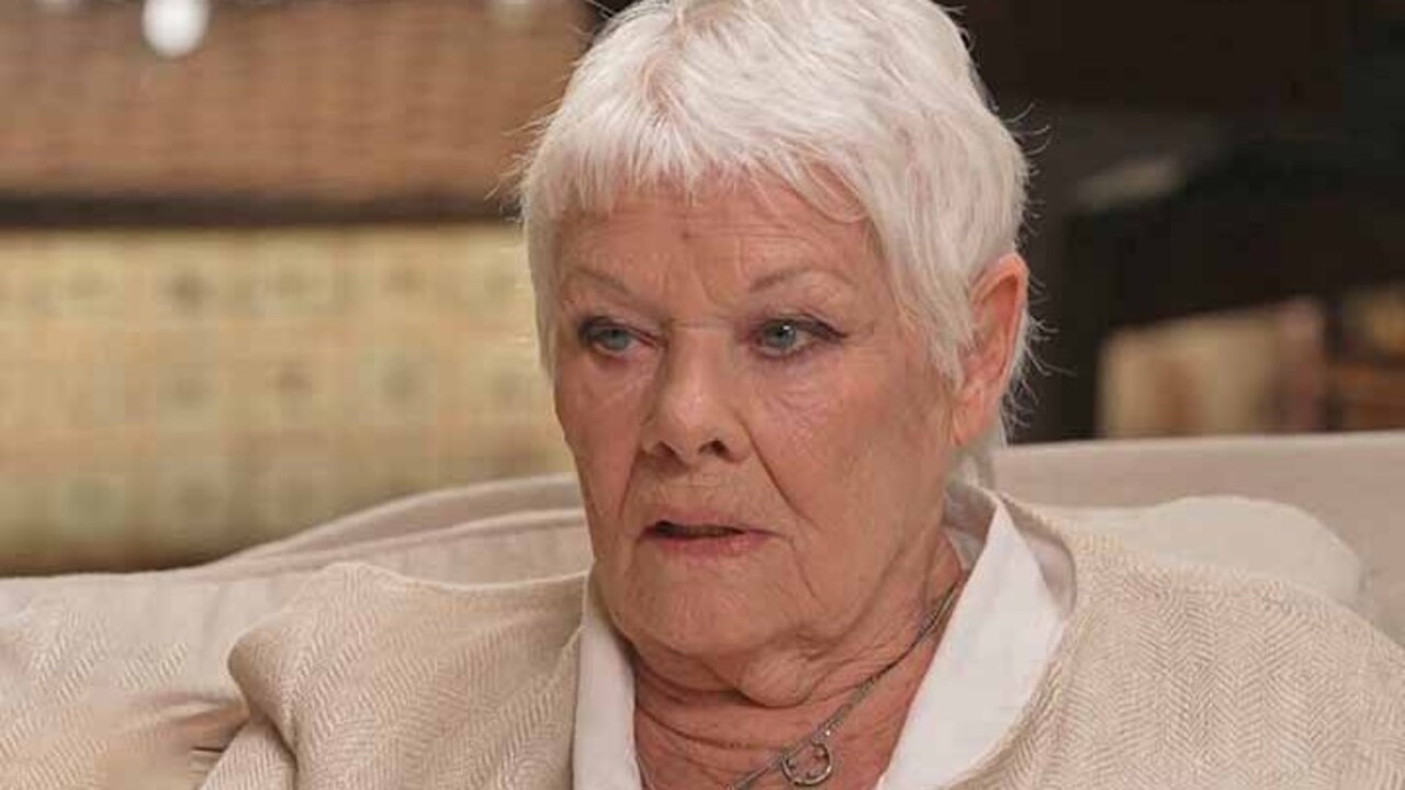 Dench tornou públicas suas dificuldades visuais em 2012 e, desde então, procura se adaptar às mudanças, apesar dos obstáculos relacionados à doença e ao envelhecimento. “Envelhecer? Uma porcaria. Não tenho nada de bom a dizer sobre isso, além de não pensar muito no assunto e continuar tentando”, declarou a atriz.
