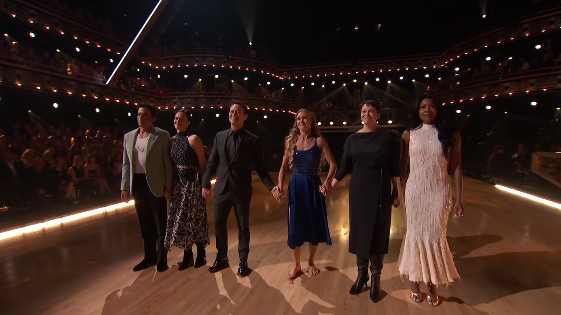 Ao fim da performance, Ezra Sosa, parceiro de dança da atriz na competição, entregou-lhe uma rosa vermelha, enquanto o poema recitado por Kat no longa era reproduzido sobre imagens dos dois protagonistas. Em seguida, cinco integrantes do elenco original, Joseph Gordon-Levitt, Larisa Oleynik, Andrew Keegan, Susan May Pratt e Gabrielle Union, subiram ao palco e posaram abraçados diante de uma imagem de Ledger.
