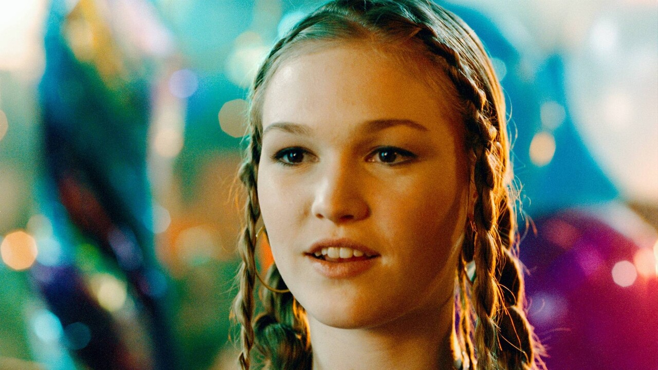 Julia Stiles nasceu em Nova York, em 28 de março de 1981, e começou a carreira nos palcos antes de estrear no cinema, em 1996. Ao longo dos anos, integrou o elenco de produções como “10 Coisas que Eu Odeio em Você”, “Louco por Você”, “No Balanço do Amor”, “Hamlet: Vingança e Tragédia” e a trilogia “Bourne”.

