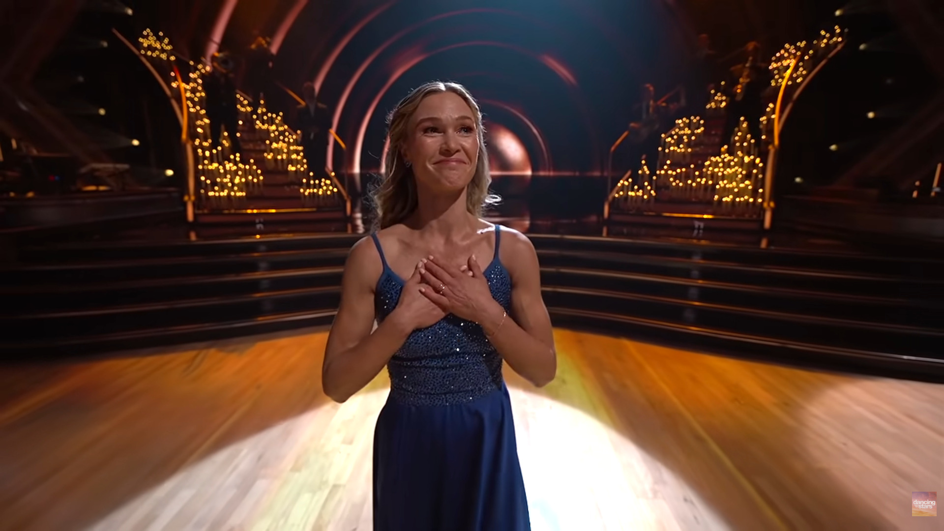 Julia Stiles homenageou Heath Ledger no programa “Dancing with the Stars” com uma coreografia ao som de “Can’t Take My Eyes Off You”, de Frankie Valli, música que o personagem do ator canta para Kat, interpretada por Stiles, em “10 Coisas que Eu Odeio em Você”. Durante a apresentação, ela recriou algumas das cenas mais marcantes da comédia romântica.
 -  (crédito: Reprodução Youtube)