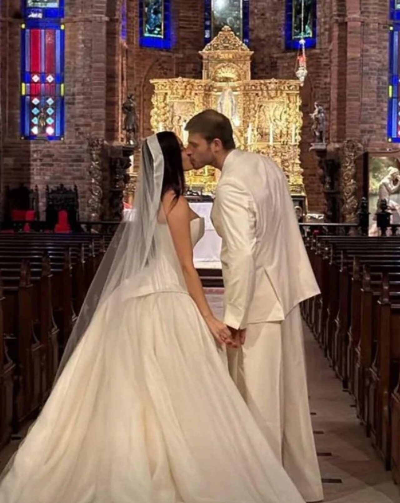 A celebração do casamento da ex-BBB Juliette com o atleta de crossfit Kaique Cerveny ganhou um novo capítulo na noite de 29 de outubro, com uma festa realizada no Instituto Ricardo Brennand, em Recife, capital de Pernambuco. Depois de uma primeira comemoração mais reservada, o casal reuniu convidados de destaque no cenário artístico brasileiro. A lista de participantes incluiu nomes conhecidos da música, da televisão e das redes sociais. A escolha dos padrinhos, que participaram da entrada até o -  (crédito: Reprodução/Instagram)