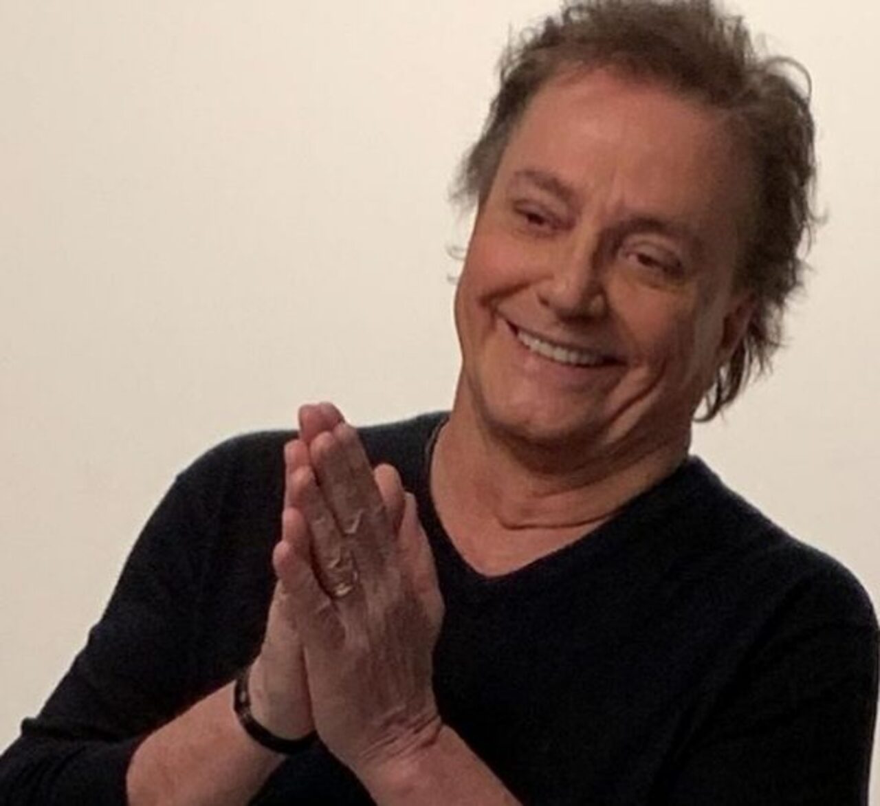 Fábio Jr. relembrou os bastidores de “Roque Santeiro”, novela que voltou à programação da TV Globo em 5 de outubro de 2026, em edição especial. Em um vídeo publicado pela emissora nas redes sociais, o cantor e ator recordou a experiência de interpretar o galã Roberto Mathias na produção, originalmente exibida em 1985. Na época, ele conciliava o trabalho na televisão com a expansão da carreira musical, que já começava a ganhar projeção fora do Brasil. A novela se tornou um dos maiores sucessos da -  (crédito: Reprodução/Instagram @fabiojroficial)