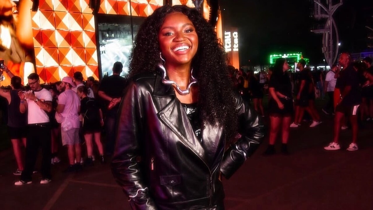 Ao retornar ao Brasil, a jornalista trabalhou por três anos na Trace Trends Brasil, plataforma de cultura afro-urbana, onde atuou como curadora musical, podcaster e apresentadora. Um dos programas, “Trace Trends”, também fez parte da programação do Multishow, e foi por meio dele que Kenya chamou a atenção da Globo.
