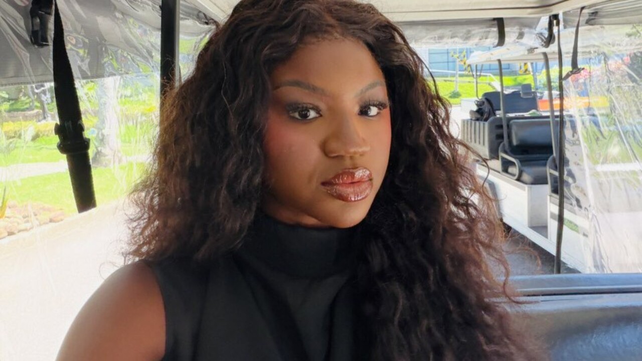 Nascida no bairro de Itaquera, na Zona Leste de São Paulo, Kenya Sade é formada em Jornalismo pela Faculdade Cásper Líbero e iniciou a carreira como estagiária da TV Cultura. A apresentadora explica que o nome Sade significa “aquela que carrega a coroa”. Em 2018, passou um ano e meio na Irlanda, onde aprimorou o inglês.
