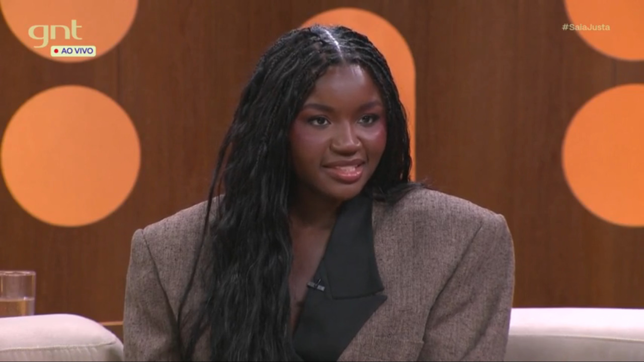 Kenya Sade participou do programa “Saia Justa”, do canal GNT, em 7 de outubro de 2026, e se emocionou ao falar sobre autoestima e aceitação. Ela contou que, apesar de ter crescido em um lar com letramento racial e de ter sido protegida do racismo, precisou enfrentar o preconceito durante a adolescência.
 -  (crédito: Reprodução Globoplay)