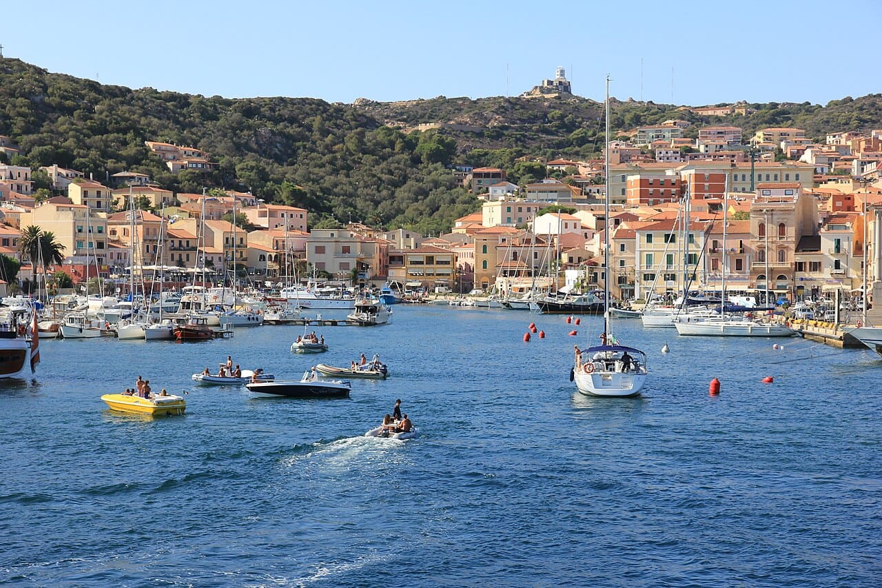 Ao norte da Sardenha, o arquipélago de La Maddalena reúne dezenas de ilhas e ilhotas cercadas por águas cristalinas. Praias, enseadas e grandes rochas de granito formam cenários preservados dentro de um parque nacional, acessíveis principalmente por barco.