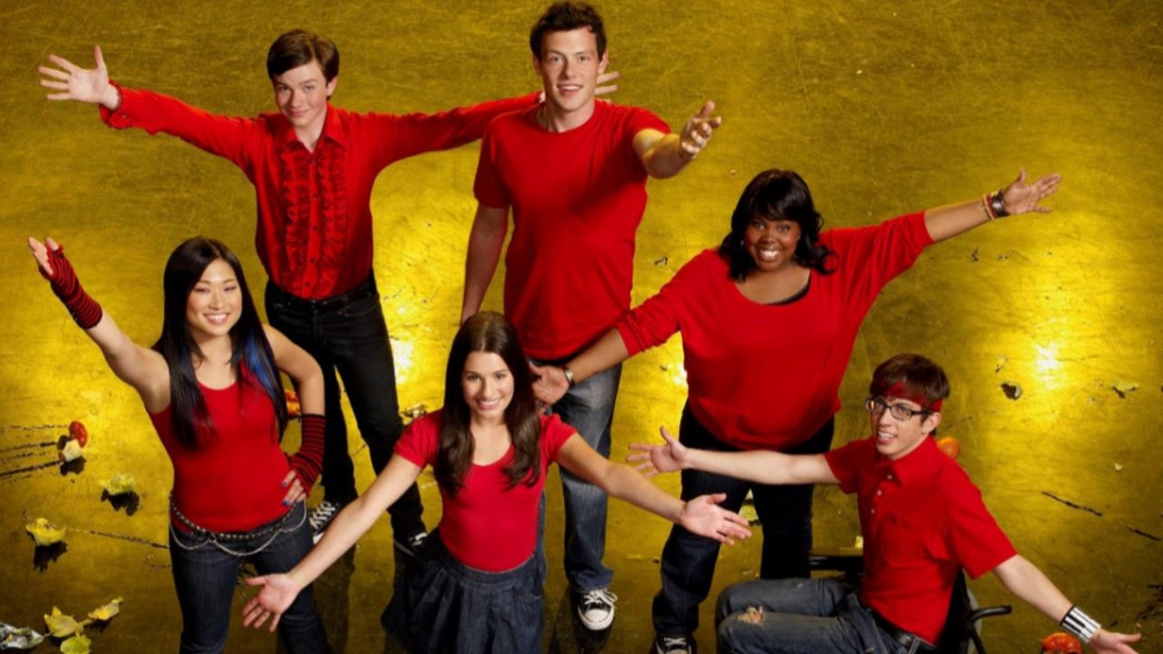 Além das histórias dos personagens, “Glee” conquistou o público com versões de músicas como “Don’t Stop Believin’”, “Teenage Dream”, “Total Eclipse of the Heart” e “Smooth Criminal”. A série venceu o Globo de Ouro de Melhor Série de Comédia ou Musical em 2010 e 2011, e as interpretações musicais ganharam álbuns e singles lançados ao longo das temporadas.
