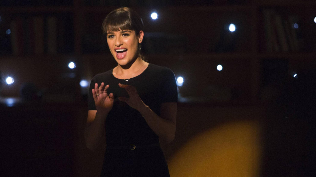 Em entrevista recente, Murphy revelou que conversou com cerca de dez integrantes do elenco original sobre o projeto e afirmou que todos receberam a ideia do reboot com entusiasmo. Lea Michele, que interpretou Rachel Berry, protagonista da série, também já manifestou interesse em participar da nova versão.
