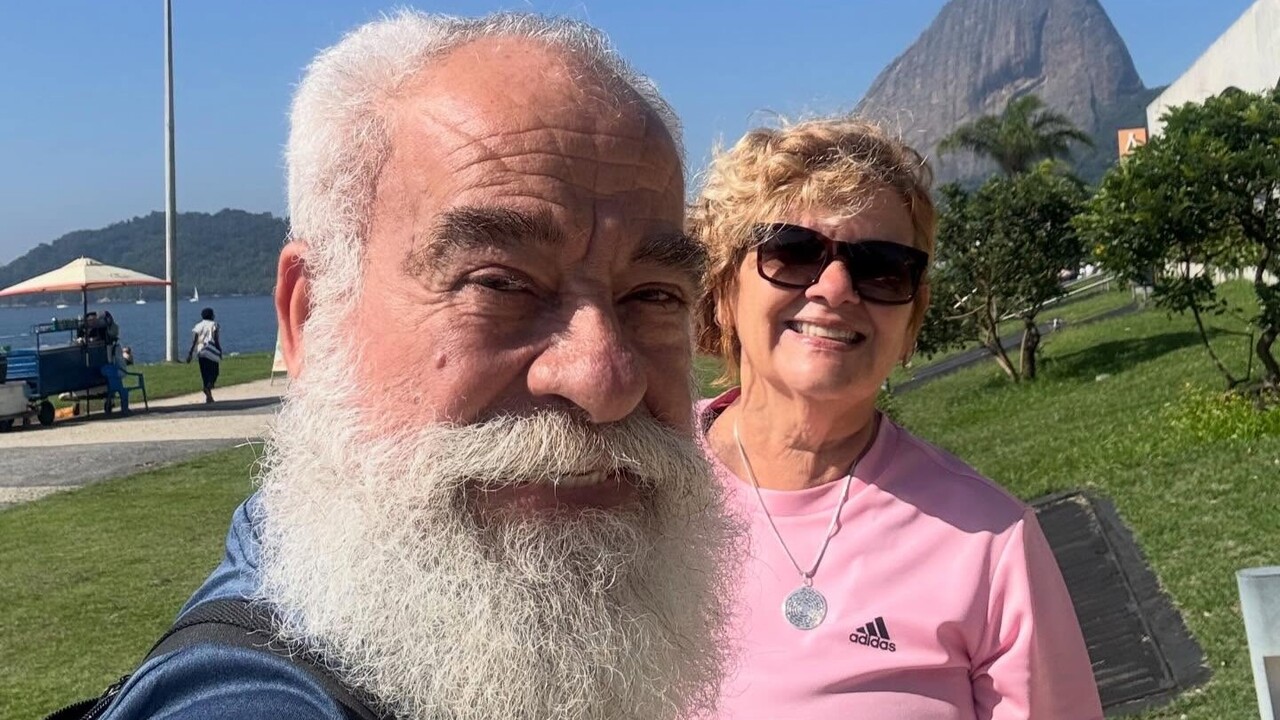 Limachem Cherem, nome artístico de Sebastião Benedito Cherem, é ator, diretor e autor, além de ser conhecido como Palhaço Cherem. Ele conta que descobriu a magia do personagem ao interpretar o Papai Noel em uma peça infantil, experiência que despertou a ideia de criar o curso. Sua esposa, a figurinista Fátima Tavares Cherem, também participou da criação da escola e é responsável pelos figurinos dos alunos.
