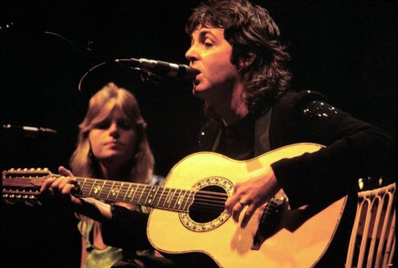 A vida de McCartney também esteve profundamente ligada a Linda, com quem se casou em 1969. Além de acompanhá-lo musicalmente no Wings, ela atuou como fotógrafa e desenvolveu trabalhos relacionados à alimentação vegetariana e à defesa dos animais. O casal teve quatro filhos, entre eles a estilista Stella McCartney, que posteriormente construiu carreira internacional na moda. Linda morreu em 1998, aos 56 anos, após enfrentar um câncer de mama. A perda encerrou uma parceria pessoal e profissional q