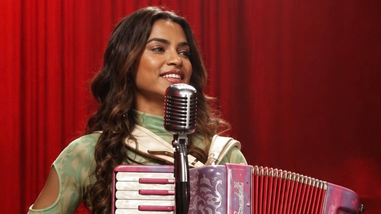 Na música, Lucy Alves também se destaca como compositora e multi-instrumentista. Em 2016, assinou contrato com a Warner Music Brasil e, no ano seguinte, lançou o clipe 