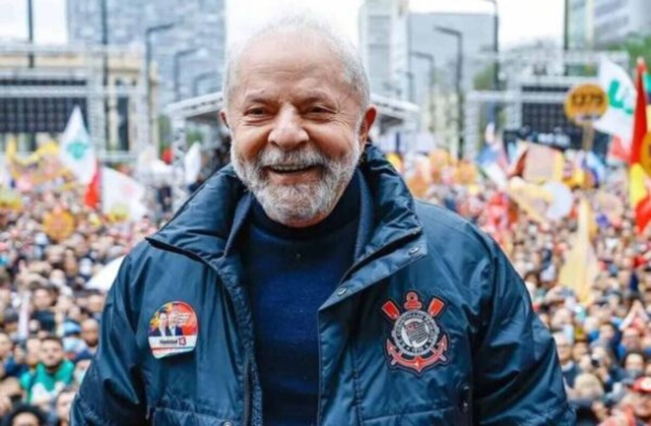 Lula ganhou projeção nacional no final dos anos 1970, quando presidiu o Sindicato dos Metalúrgicos de São Bernardo do Campo e Diadema, na região do ABC paulista. Durante a ditadura militar, liderou greves que mobilizaram milhares de trabalhadores e reivindicavam melhores salários e condições de trabalho. Em 1980, participou da fundação do Partido dos Trabalhadores (PT), ao lado de sindicalistas, intelectuais e representantes de movimentos sociais. Também teve participação na campanha das Diretas