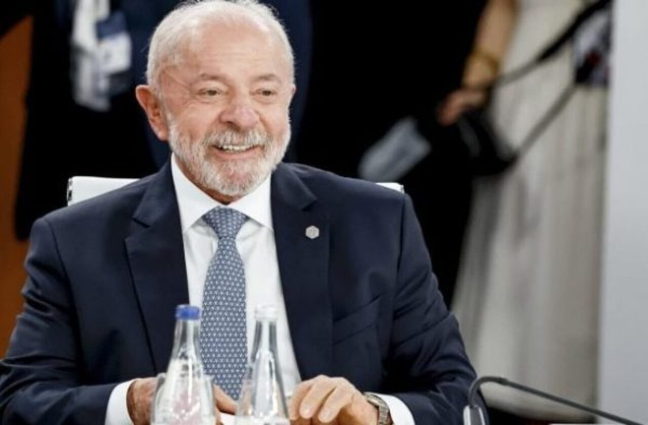 A vitória nas urnas em outubro de 2026 garantiu a Lula um quarto mandato presidencial, tornando-o o primeiro brasileiro a conquistar quatro eleições para o cargo. Na disputa, recebeu 64.256.232 votos, equivalentes a 51,79% dos votos válidos, contra 48,21% de Flávio Bolsonaro, segundo o TSE. O resultado confirma a permanência de Lula no centro da política nacional e prolonga uma trajetória que começou no chão de fábrica e passou pela liderança sindical antes de chegar à Presidência. 