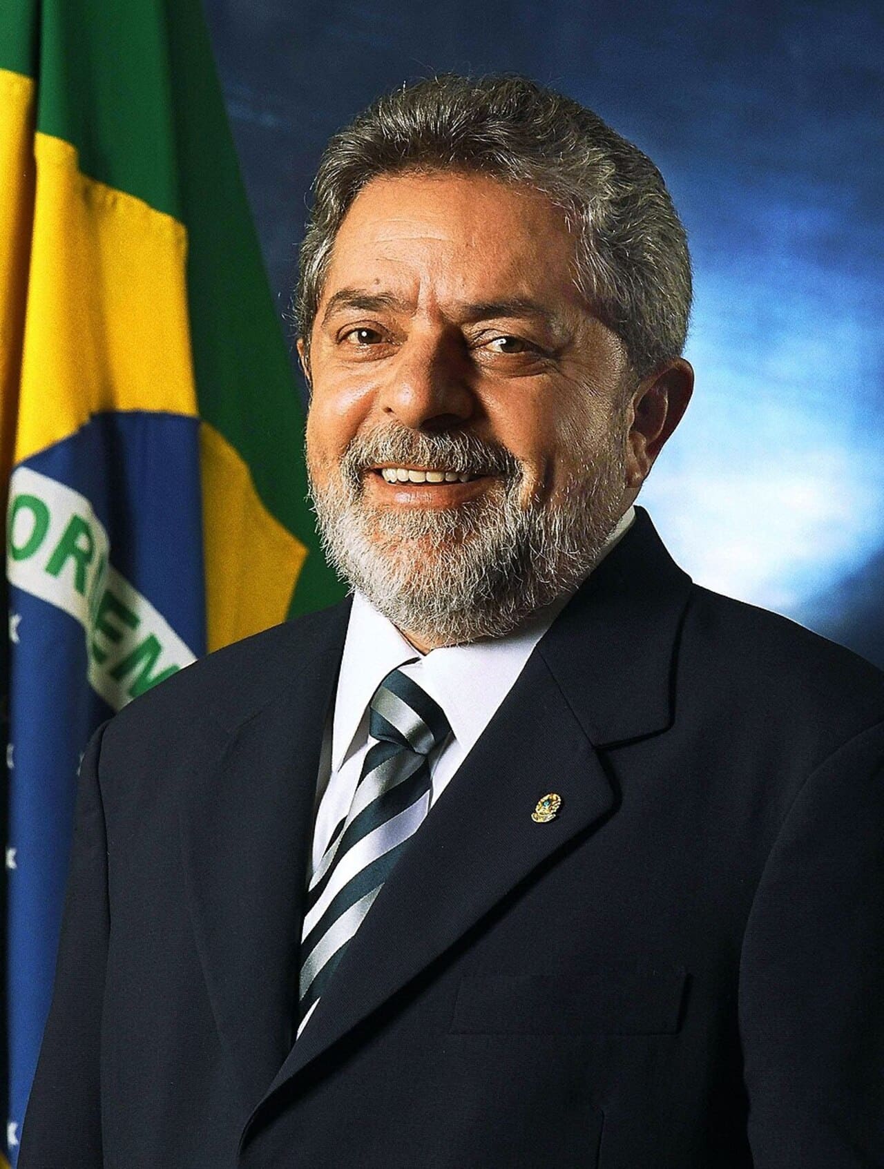 O primeiro período de Lula na Presidência, entre 2003 e 2010, foi marcado pela ampliação de programas sociais e expansão do acesso ao consumo. O Bolsa Família tornou-se uma das principais iniciativas de transferência de renda do governo, enquanto políticas de valorização do salário mínimo e ampliação do crédito contribuíram para mudanças nas condições de vida de parte da população. O país também registrou crescimento econômico em vários anos do período, favorecido, entre outros fatores, pelo cen