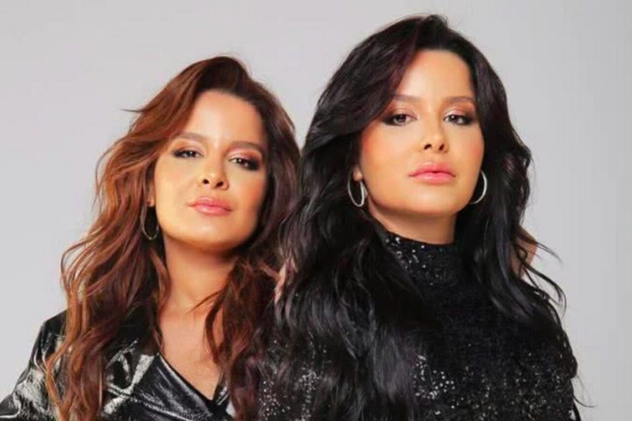 Nascidas em Mato Grosso em 31 de dezembro de 1987, as gêmeas Maiara e Maraisa formam uma das duplas sertanejas mais conhecidas da atualidade. As artistas conquistaram espaço no cenário nacional com canções românticas, como “Medo Bobo”, “Sorte Que Cê Beija Bem” e “10%”, que figuraram entre as músicas mais ouvidas delas nas plataformas digitais.
