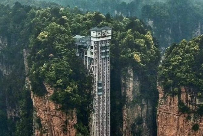 Em meio às montanhas: elevador de vidro de 326 metros instalado em penhasco na China virou atração turística mundial