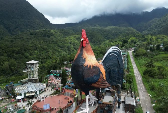 Hotel em formato de galo gigante entrou para o Guinness e virou atração turística nas Filipinas