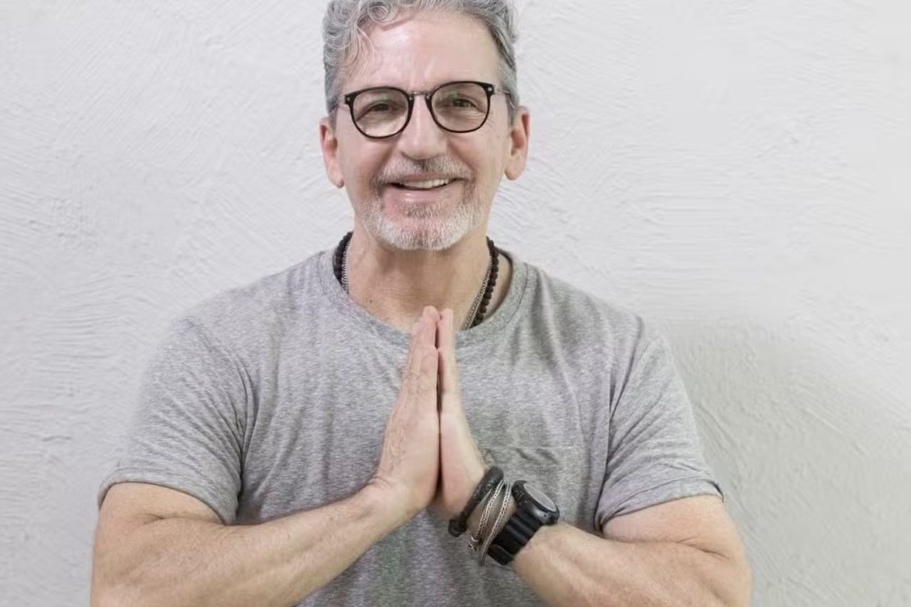 No fim dos anos 1990, o ator resolveu interromper temporariamente sua trajetória na televisão para investir nos estudos de Filosofia. Ele se graduou na área pela Universidade Federal do Rio de Janeiro (UFRJ) e passou a atuar como professor.