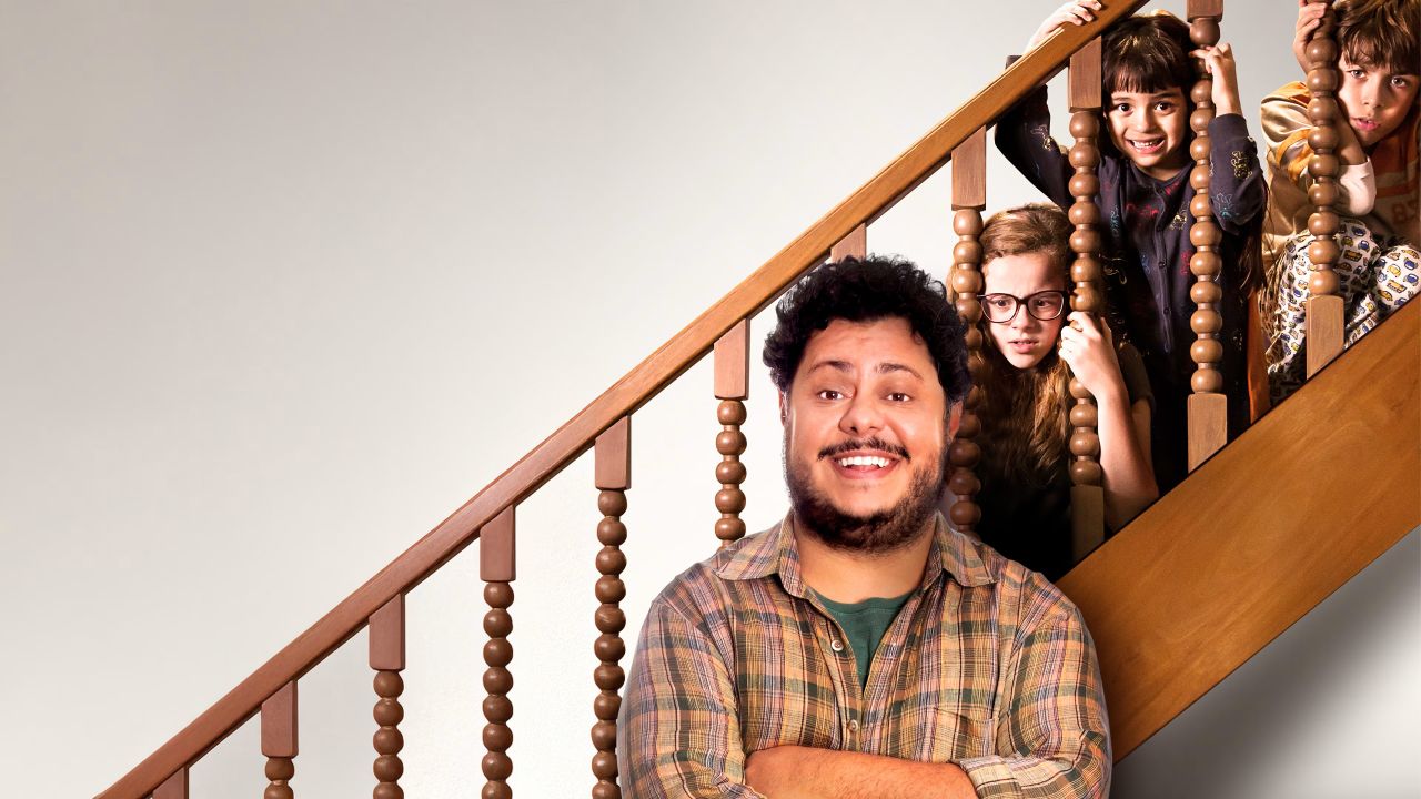 O primeiro filme, “Um Tio Quase Perfeito”, estreou em 2017, sob a direção de Pedro Antônio, e marcou a estreia de Marcus Majella como protagonista de um longa-metragem. Na história, Tony é despejado com a mãe e passa a cuidar dos sobrinhos. A sequência, “Um Tio Quase Perfeito 2”, chegou aos cinemas em 2021.
