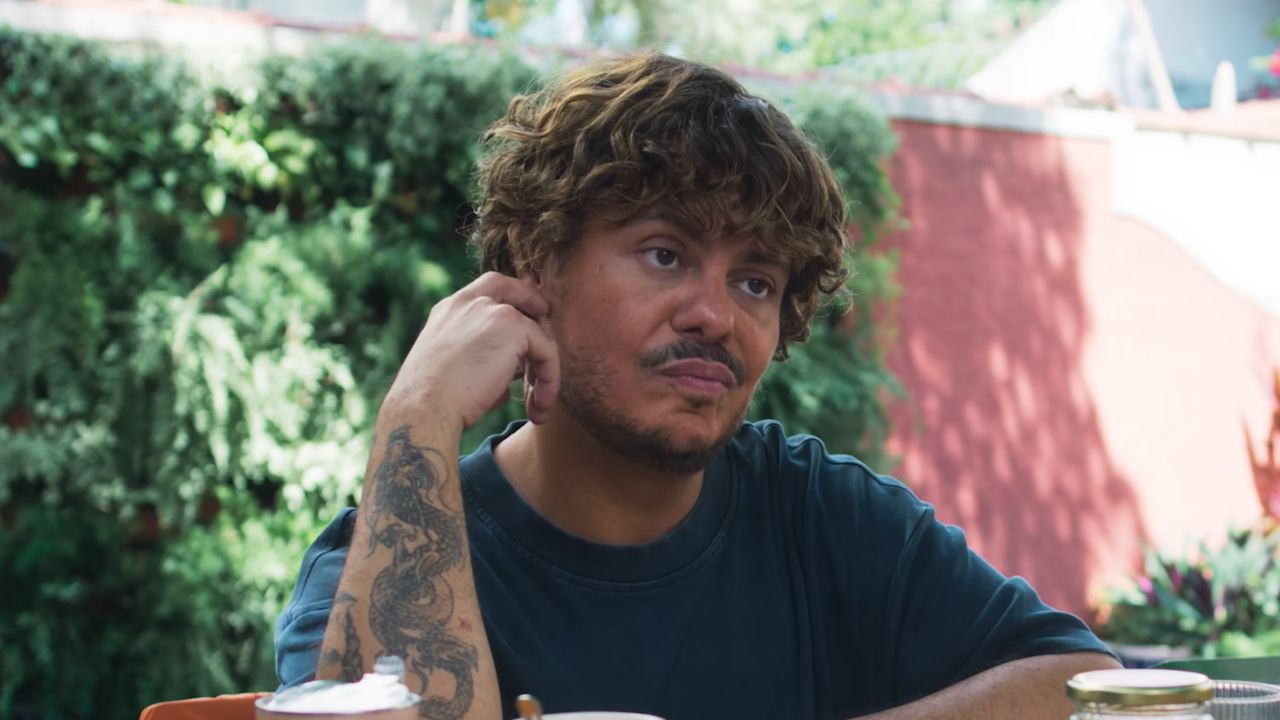 Na trama, Tony enfrenta a síndrome do ninho vazio depois que os sobrinhos se tornam adultos e independentes, o que o leva a buscar um novo propósito para a própria vida. A chegada inesperada de uma bebê abandonada à sua porta torna a situação ainda mais desafiadora e provoca mudanças na dinâmica familiar. No longa, Letícia interpreta Ângela.