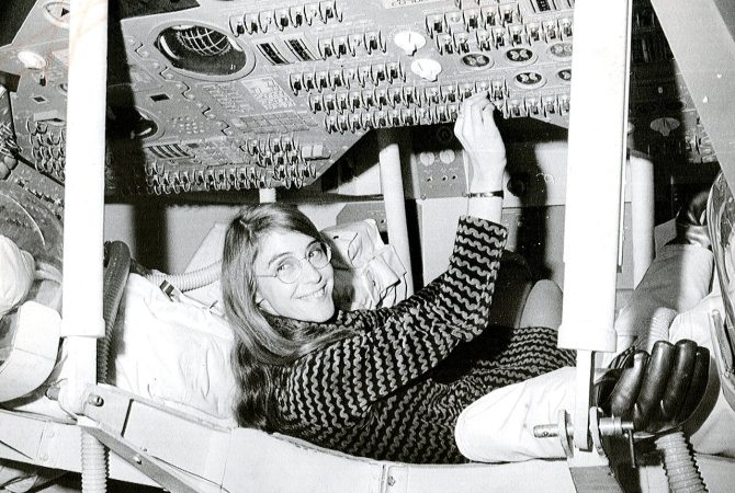 Morre Margaret Hamilton, engenheira de software que ajudou a levar o homem à Lua